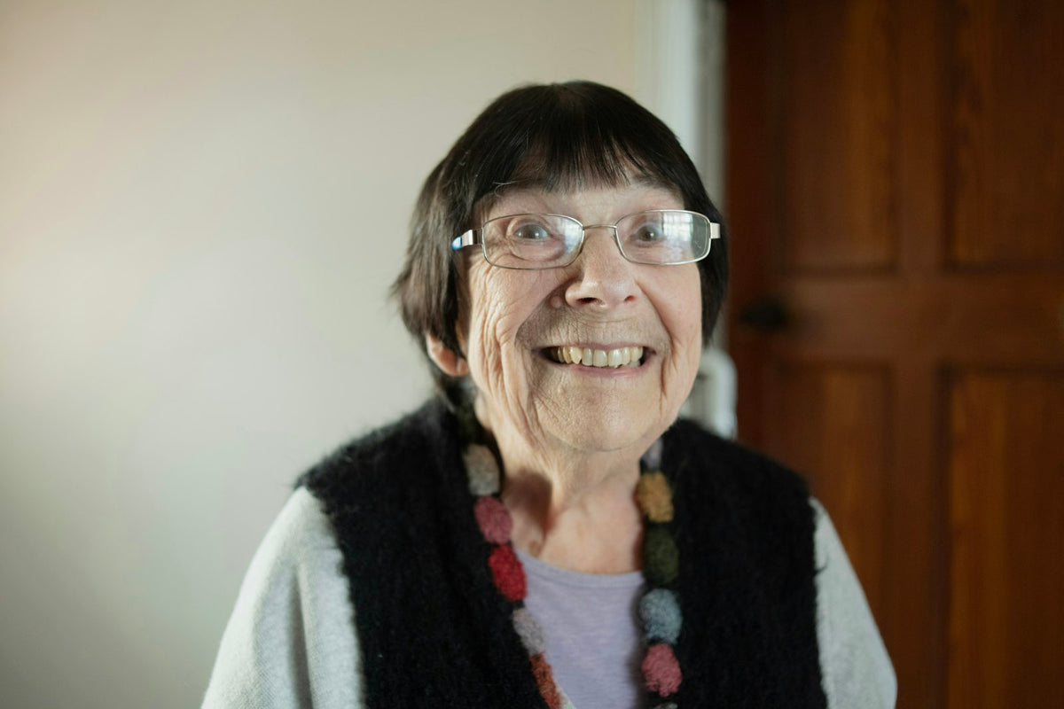 Femme mûre portant des lunettes et un collier