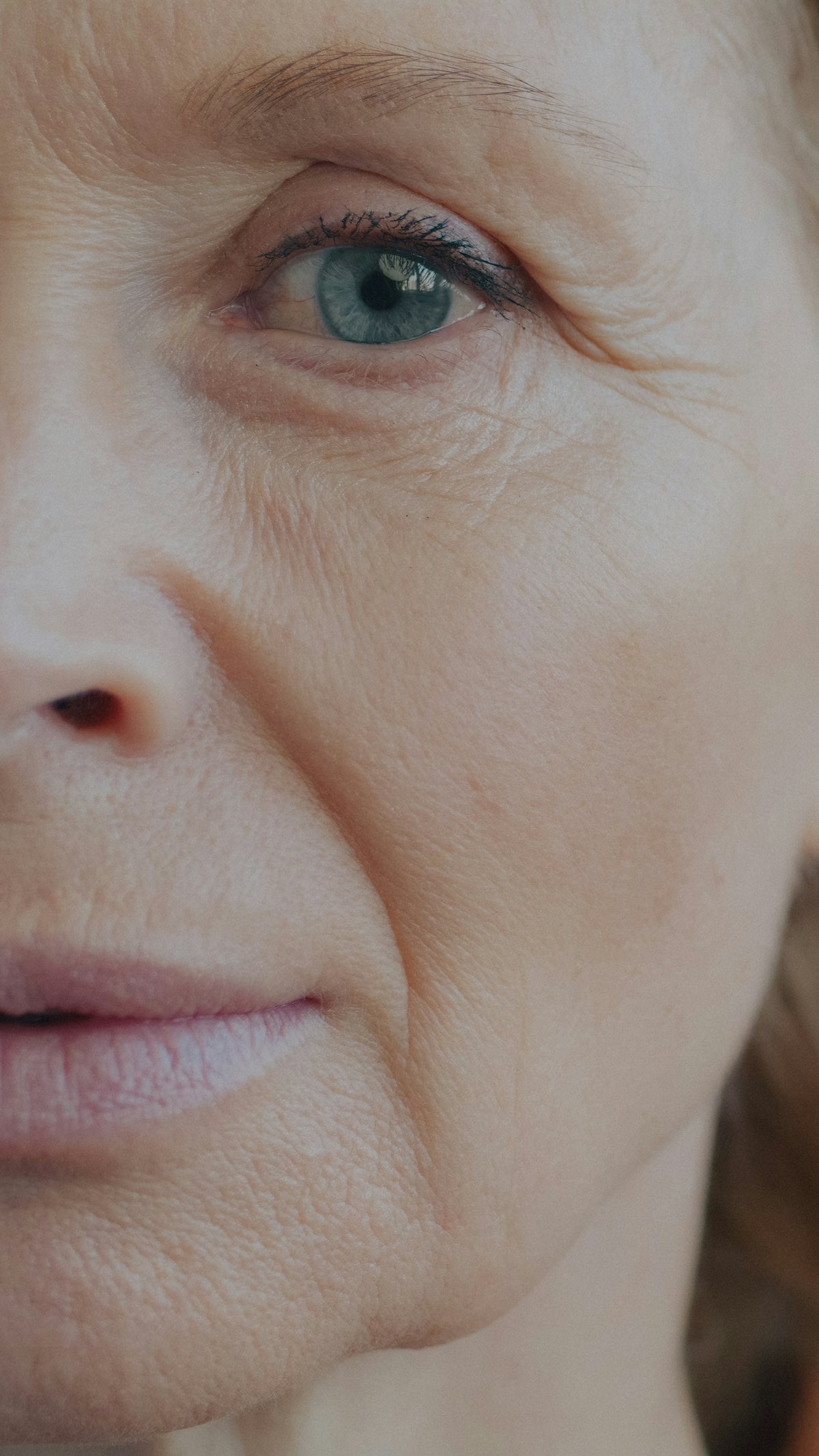 Gros plan sur le regard d'une femme, peau au naturel